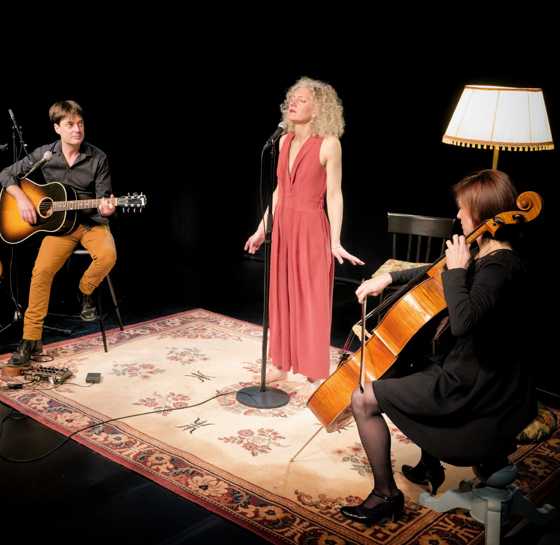 Scénographie du spectacle — tapis, lampe, salon